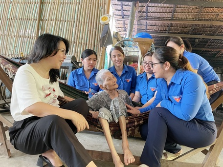 Báo Vĩnh Long đến thăm hỏi và tổ chức bữa cơm nghĩa tình tại nhà Mẹ Việt Nam anh hùng Nguyễn Thị Bông.