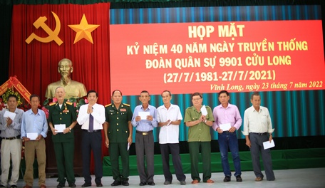 Đồng chí Bùi Văn Nghiêm tặng quà cho các cựu chiến binh Đoàn Quân sự 9901.