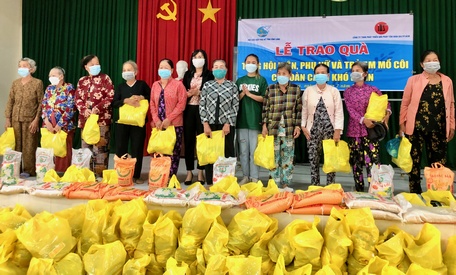 Hội LHPN tỉnh vận động tặng quà cho hội viên phụ nữ có hoàn cảnh khó khăn và trẻ em mồ côi tại xã Long Phú.