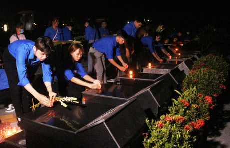 Đoàn viên thanh niên thắp hương, dâng hoa tưởng nhớ các anh hùng liệt sĩ tại các phần mộ