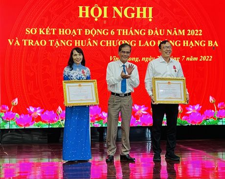 Phó Chủ tịch Thường trực UBND tỉnh- Lê Quang Trung trao Huân chương Lao động hạng Ba cho 2 cá nhân.