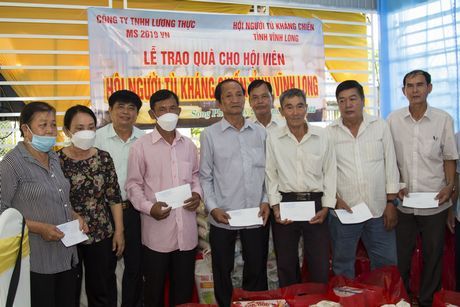 Đại diện Hội Người tù kháng chiến tỉnh cùng với Công ty TNHH Lương thực MS 2019 VN trao quà cho các hội viên.