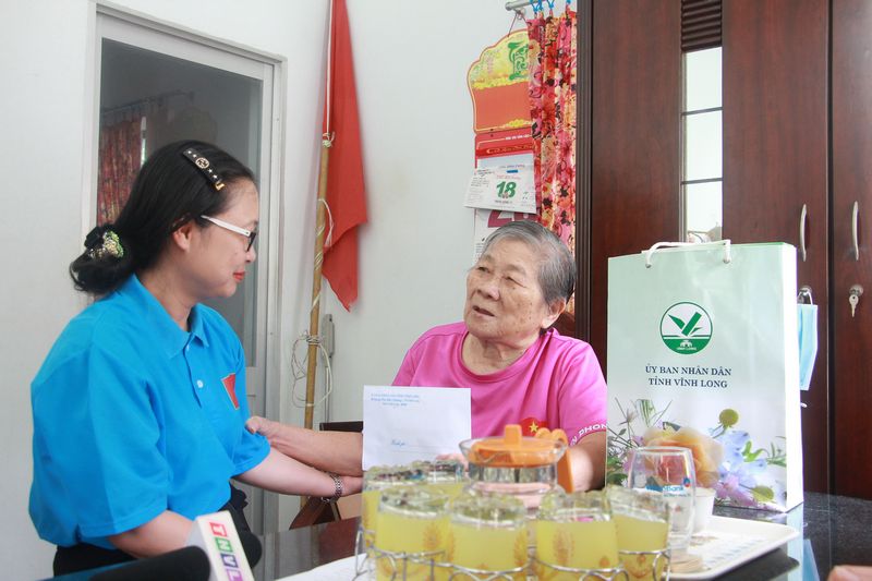 Trong hoạt động về nguồn, đại diện lãnh đạo tỉnh Vĩnh Long đã đến thăm, tặng quà 5 gia đình chính sách ở Côn Đảo.