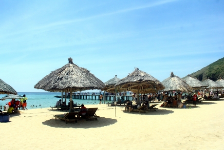 Buổi trưa nắng chói, du khách cũng tranh thủ “chạy xuống tắm biển”. 