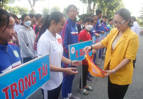 Phó Chủ tịch UBND tỉnh- Nguyễn Thị Quyên Thanh trao cờ lưu niệm cho các đơn vị tham gia giải bơi lội thiếu niên, nhi đồng tỉnh Vĩnh Long năm 2022.