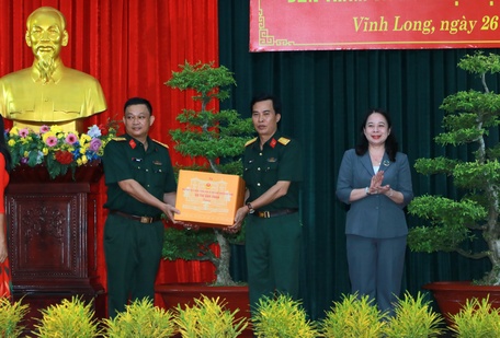  Phó Chủ tịch nước Võ Thị Ánh Xuân tặng quà cán bộ, chiến sĩ Lữ đoàn Công binh 25
