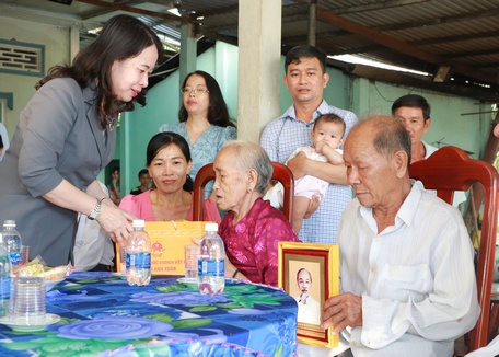Phó Chủ tịch nước Võ Thị Ánh Xuân thăm, tặng quà gia đình ông Đỗ Văn Năm- thương binh hạng 3/4.