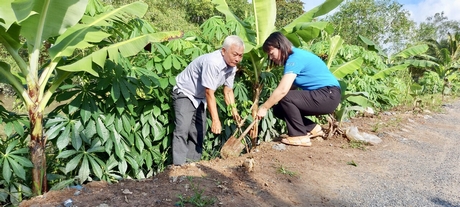 Lãnh đạo ban ngành tỉnh và địa phương tham gia lễ phát động ra quân trồng cây xanh tại xã Phú Thịnh.
