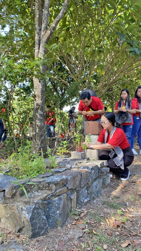 Đoàn đại biểu viếng các liệt sĩ quê Vĩnh Long tại Nghĩa trang Hàng Dương.