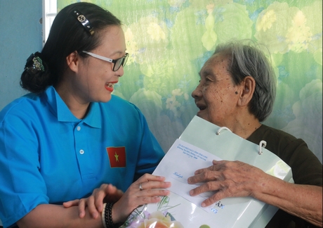 Đại diện lãnh đạo UBND tỉnh cùng đoàn về nguồn đến thăm, tặng quà 5 gia đình chính sách ở Côn Đảo.