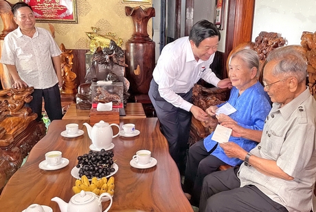 Bí thư Tỉnh ủy Vĩnh Long Bùi Văn Nghiêm đến thăm gia đình người có công với cách mạng.