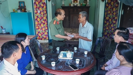 Đại tá Nguyễn Trọng Dũng- Ủy viên Thường vụ Tỉnh ủy, Giám đốc Công an tỉnh, thăm hỏi, tặng quà tri ân thương binh Hồ Văn Tư, ở tại xã Bình Phước.
