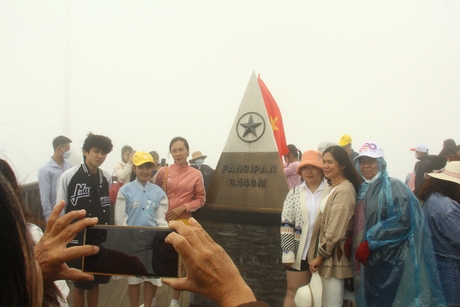 Du khách vui sướng trên chóp đỉnh Phan Xi Păng.