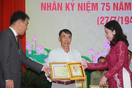 Phó Chủ tịch nước Võ Thị Ánh Xuân và Chủ tịch UBND tỉnh Vĩnh Long Lữ Quang Ngời trao bằng khen và tặng quà cá nhân tiêu biểu, xuất sắc trong công tác chính sách người có công.