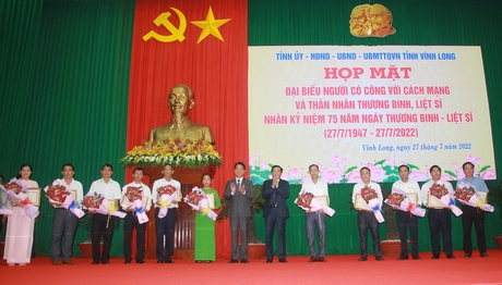 Bí thư Tỉnh ủy Bùi Văn Nghiêm và Chủ tịch UBND tỉnh- Lữ Quang Ngời trao bằng khen cho các tập thể.