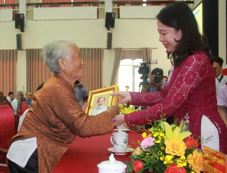 Phó Chủ tịch nước Võ Thị Ánh Xuân thăm hỏi, tặng quà các Mẹ Việt Nam anh hùng tại buổi họp mặt.