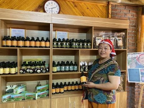 Chị Tẩn Tả Mẩy giới thiệu sản phẩm đặc trưng từ cây lá thuốc của dân tộc Dao Đỏ.