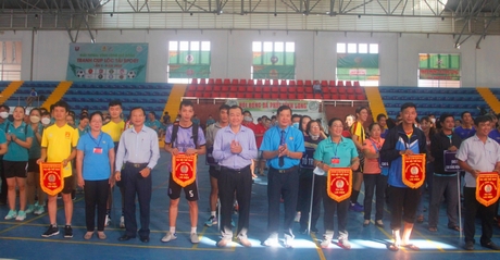 Ông Nguyễn Minh Dũng- Ủy viên Thường vụ Tỉnh ủy, Phó Chủ tịch HĐND tỉnh và BTC trao cờ lưu niệm cho các đoàn tham gia.