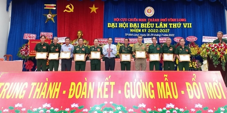 Ông Lê Văn Tiều- Phó Bí thư Thường trực Thành ủy Vĩnh Long trao giấy khen của Chủ tịch UBND TP Vĩnh Long cho 10 tập thể tiêu biểu.