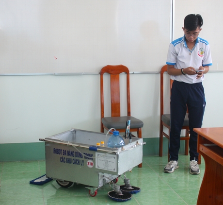 Nhóm bạn Trần Hữu Luân vận hành thử robot đa năng dùng trong khu cách ly.