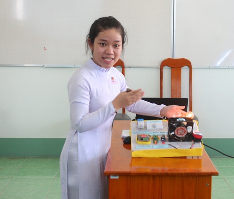 Với những sáng tạo mới, em Trần Nguyễn Quế Anh dần say mê hơn kiến thức khoa học.
