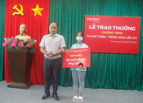 Đại diện Viettel Vĩnh Long trao giải nhất cho khách hàng may mắn trúng giải nhất đợt 3.