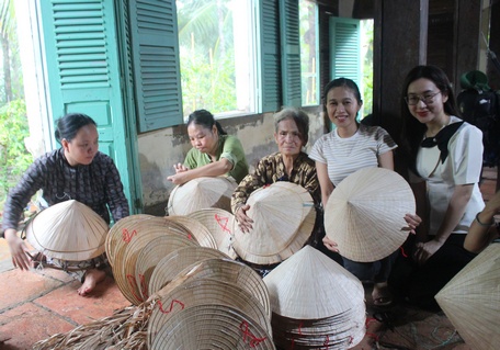 Làng nghề chằm nón cũng được hướng tới xây dựng là điểm đến đặc trưng của tỉnh.