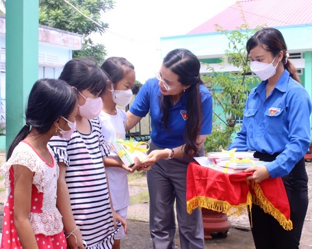 Chị Nguyễn Phạm Duy Trang tặng học bổng cho học sinh khó khăn và động viên các em tiếp tục nỗ lực vươn lên trong học tập.