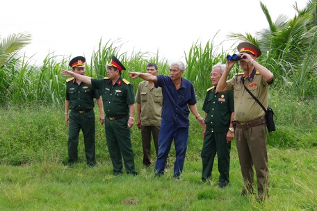 Cán bộ, cựu chiến binh Đoàn Quân sự 9901 Cửu Long trong một lần thăm lại chiến trường xưa.