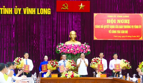 Đồng chí Bùi Văn Nghiêm- Ủy viên BCH Trung ương Đảng, Bí thư Tỉnh ủy trao quyết định và tặng hoa chúc mừng các đồng chí nhận nhiệm vụ.