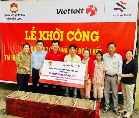 Ông Nguyễn Trung Tín- Phó Giám đốc Vietlott chi nhánh Cần Thơ trao biểu trưng tặng 100 triệu đồng xây 2 căn nhà cho hộ dân.