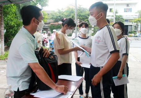Giáo viên Trường THCS và THPT Trưng Vương thăm hỏi học sinh trước điểm thi.