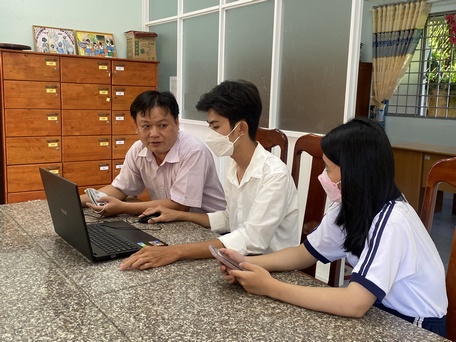 Giáo viên Trường THCS và THPT Trưng Vương hướng dẫn học sinh đăng ký nguyện vọng.