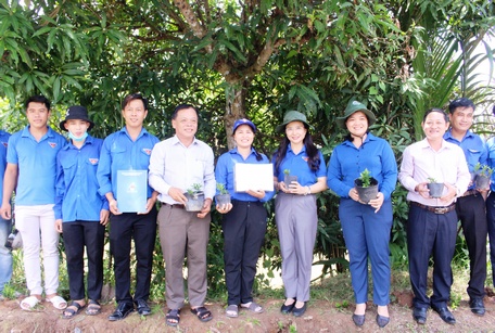 Chị Nguyễn Phạm Duy Trang- Bí thư Trung ương Đoàn đến thăm, động viên đội hình tình nguyện “Kỳ nghỉ hồng” xã Bình Phước.