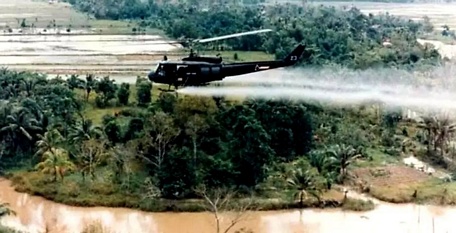 Trực thăng H34 của quân đội Mỹ rải chất độc hóa học ở miền Nam.