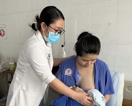 Bác sĩ Bệnh viện Đa khoa tư nhân Triều An- Loan Trâm hướng dẫn mẹ cho con bú đúng cách sau khi sinh.