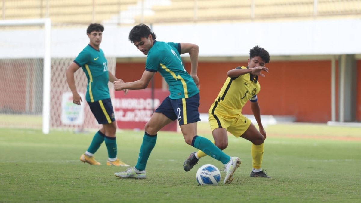 Trận hòa 2-2 của U16 Australia (áo xanh) và U16 Malaysia giúp U16 Việt Nam giành quyền vào bán kết U16 Đông Nam Á 2022. (Ảnh: AFF). 