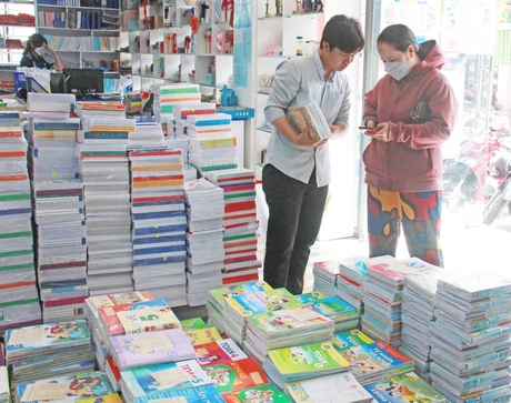 Phụ huynh được hướng dẫn mua sách giáo khoa tại cửa hàng.