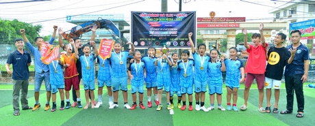 BTC trao chức vô địch, Hữu Phúc FC (TX Bình Minh).