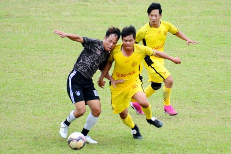 Pha tranh bóng trong tranh trận hạng ba, Gạo sạch Trung An 24 (áo sáng màu) thắng Thanh Bình FC 8-3.