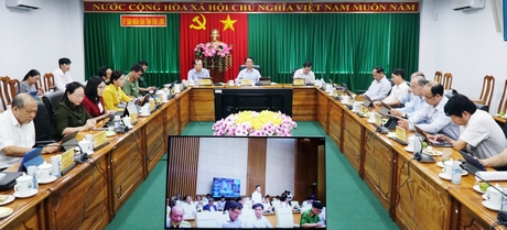 Chủ tịch UBND tỉnh Lữ Quang Ngời dự hội nghị tại điểm cầu Vĩnh Long.