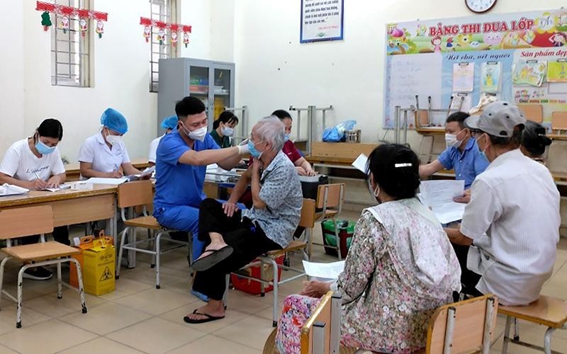 Tiêm vắc-xin phòng Covid-19 cho người cao tuổi trên địa bàn quận Hoàng Mai, Hà Nội. (Ảnh NGỌC MAI)