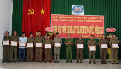 Dịp này, Công an huyện Trà Ôn cũng tặng giấy khen cho các tập thể và cá nhân tiêu biểu trong phong trào Toàn dân bảo vệ an ninh Tổ quốc của địa phương.