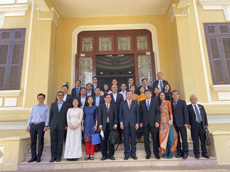 Đoàn công tác của Bộ GD- ĐT do Thứ trưởng Nguyễn Văn Phúc dẫn đầu làm việc tại Campuchia. Ảnh: Trường ĐH Cửu Long cung cấp.