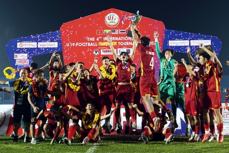 Niềm vui với chức vô địch của các cầu thủ trẻ cũng là niềm vui của NHM về tương lai của bóng đá Việt Nam. Ảnh: TNO