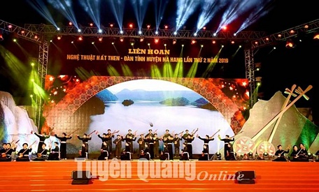 Một tiết mục hát Then được biểu diễn tại Liên hoan hát Then, đàn Tính huyện Na Hang năm 2019. (Ảnh: Quốc Việt)