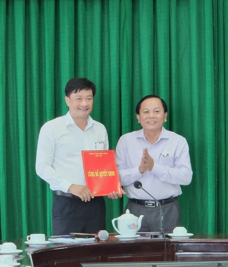 Ông Trần Văn Hên- Tỉnh ủy viên, Giám đốc Sở Nội vụ trao quyết định bổ nhiệm Giám đốc BVĐK tỉnh Nguyễn Thanh Truyền.
