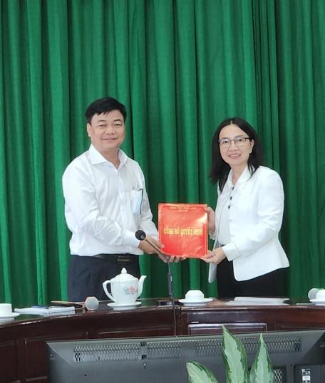TS. bác  sĩ Hồ Thị Thu Hằng- Tỉnh ủy viên, Phó  giám đốc Sở Y tế trao quyết định bổ nhiệm Phó Giám đốc BVĐK tỉnh Huỳnh Thanh Hữu.