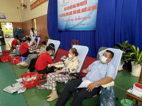 Khoảng 200 công đoàn viên ở các trường THCS- THPT, THPT trong tỉnh đăng ký tham gia hiến máu.
