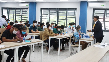Trường ĐH Cửu Long tư vấn hướng dẫn học sinh cách đăng ký nguyện vọng.